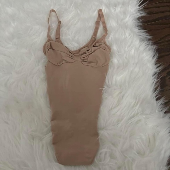 Skims Shapewear Bodysuit Seamless Thong Bodysuit New S Small - Picture 5 of 7